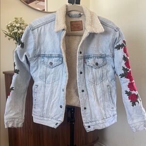 Levi’s Sherpa Trucker Denim Jacket with Floral Embroidery – Size S